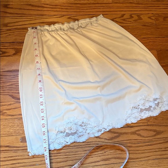 Two Vintage Lace Cream Trim Half Slips - Formfit Rogers & Undercover Wear - Picture 8 of 16
